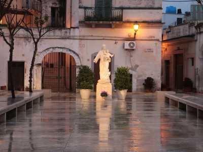 Arriviamo dopo qualche metro in una piazzetta circondata da basse case bianche e con al centro la statua della Madonna della Madia. Ci troviamo in largo Mercato, meglio conosciuto come �Nmezz� a � pont du pesc� (�in mezzo al ponte del pesce�), perch� qui veniva appunto venduto il pesce